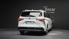 2023 Toyota Sienna 2.5 Hybrid AWD, белый — фото 4