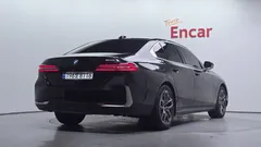 2024 BMW 5-Series 520i, чёрный — фото 2