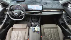 2024 BMW 5-Series 520i, чёрный — фото 7