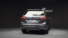 2023 Volkswagen Tiguan 2.0 TSI Prestige, серо-серебристый — фото 4
