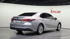 2022 Toyota Camry 2.5 LE Hybrid, серебристый — фото 2