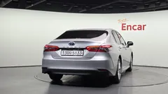 2022 Toyota Camry 2.5 LE Hybrid, серебристый — фото 4