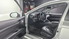 2022 Toyota Camry 2.5 LE Hybrid, серебристый — фото 10