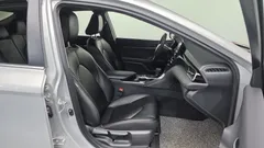 2022 Toyota Camry 2.5 LE Hybrid, серебристый — фото 11