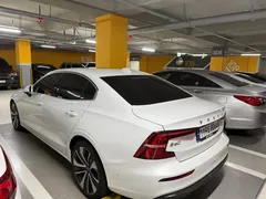 2023 Volvo S60 B5 Ultimate Bright, белый — фото 4
