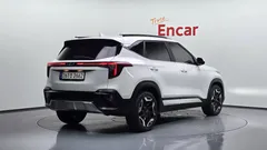 2023 Kia Seltos Gasoline 1.6 Turbo 2WD, белый — фото 2