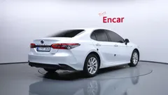 2024 Toyota Camry 2.5 LE Hybrid, белый — фото 2