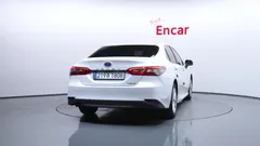 2024 Toyota Camry 2.5 LE Hybrid, белый — фото 4