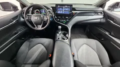 2024 Toyota Camry 2.5 LE Hybrid, белый — фото 7