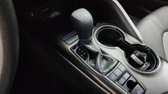 2024 Toyota Camry 2.5 LE Hybrid, белый — фото 9
