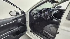 2024 Toyota Camry 2.5 LE Hybrid, белый — фото 10