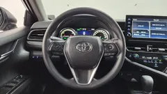 2024 Toyota Camry 2.5 LE Hybrid, белый — фото 16