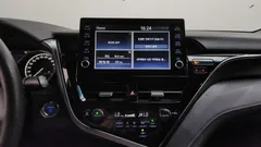 2024 Toyota Camry 2.5 LE Hybrid, белый — фото 17