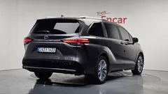 2022 Toyota Sienna 2.5 Hybrid 2WD, серый — фото 2