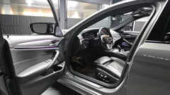 2022 BMW 5-Series 530i M Sport Package, серый — фото 10