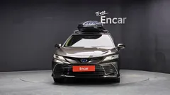 2022 Toyota Camry 2.5 XLE Hybrid, серый — фото 3