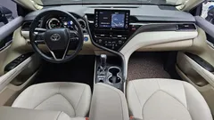 2022 Toyota Camry 2.5 XLE Hybrid, серый — фото 7
