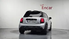 2022 Mini Cooper JCW Rockingham GT Edition, серебристый — фото 4