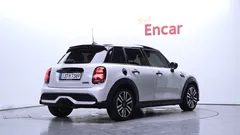 2024 Mini Cooper 5Door Classic — фото 2