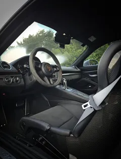 2023 Porsche 718 4.0 GT4, серый — фото 10