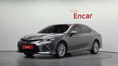 2023 Toyota Camry 2.5 LE Hybrid, серо-серебристый — фото 1