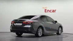 2023 Toyota Camry 2.5 LE Hybrid, серо-серебристый — фото 2