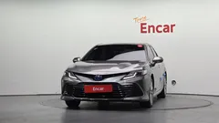 2023 Toyota Camry 2.5 LE Hybrid, серо-серебристый — фото 3