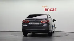 2023 Toyota Camry 2.5 LE Hybrid, серо-серебристый — фото 4