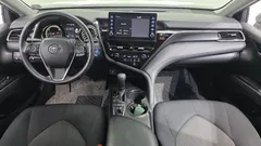2023 Toyota Camry 2.5 LE Hybrid, серо-серебристый — фото 7