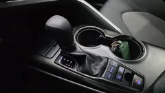 2023 Toyota Camry 2.5 LE Hybrid, серо-серебристый — фото 9