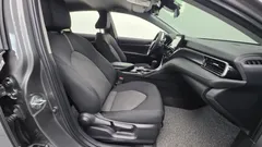 2023 Toyota Camry 2.5 LE Hybrid, серо-серебристый — фото 10