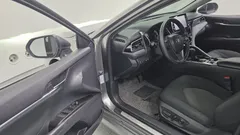 2023 Toyota Camry 2.5 LE Hybrid, серо-серебристый — фото 11
