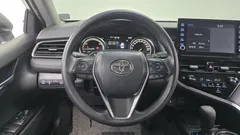 2023 Toyota Camry 2.5 LE Hybrid, серо-серебристый — фото 14