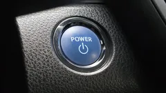 2023 Toyota Camry 2.5 LE Hybrid, серо-серебристый — фото 19