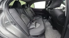 2023 Toyota Camry 2.5 LE Hybrid, серо-серебристый — фото 20