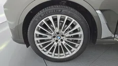 2022 BMW X7 xDrive 40i Design Pure Excellence 7-Seater, 연금색 — фото 5