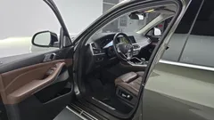 2022 BMW X7 xDrive 40i Design Pure Excellence 7-Seater, 연금색 — фото 10