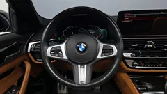 2022 BMW 5-Series 520i M Sport — фото 13