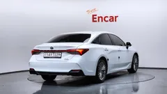 2022 Toyota Avalon 2.5 Hybrid, белый — фото 2