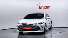 2022 Toyota Avalon 2.5 Hybrid, белый — фото 3