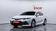 2023 Toyota Camry 2.5 LE Hybrid, белый — фото 1