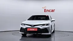 2023 Toyota Camry 2.5 LE Hybrid, белый — фото 3