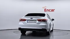 2023 Toyota Camry 2.5 LE Hybrid, белый — фото 4