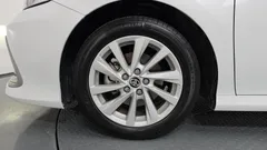 2023 Toyota Camry 2.5 LE Hybrid, белый — фото 5