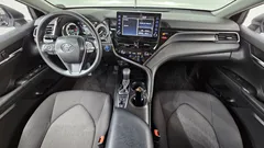 2023 Toyota Camry 2.5 LE Hybrid, белый — фото 7