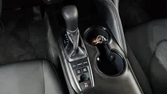 2023 Toyota Camry 2.5 LE Hybrid, белый — фото 9
