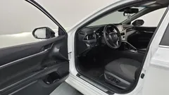 2023 Toyota Camry 2.5 LE Hybrid, белый — фото 10