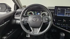 2023 Toyota Camry 2.5 LE Hybrid, белый — фото 12