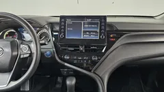 2023 Toyota Camry 2.5 LE Hybrid, белый — фото 13