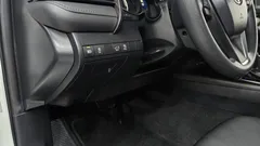 2023 Toyota Camry 2.5 LE Hybrid, белый — фото 17